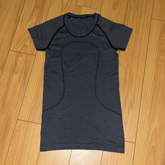 Lululemon Swiftly Tech short sleeve crew in tempo stripe balck and white - Picture 3 of 8